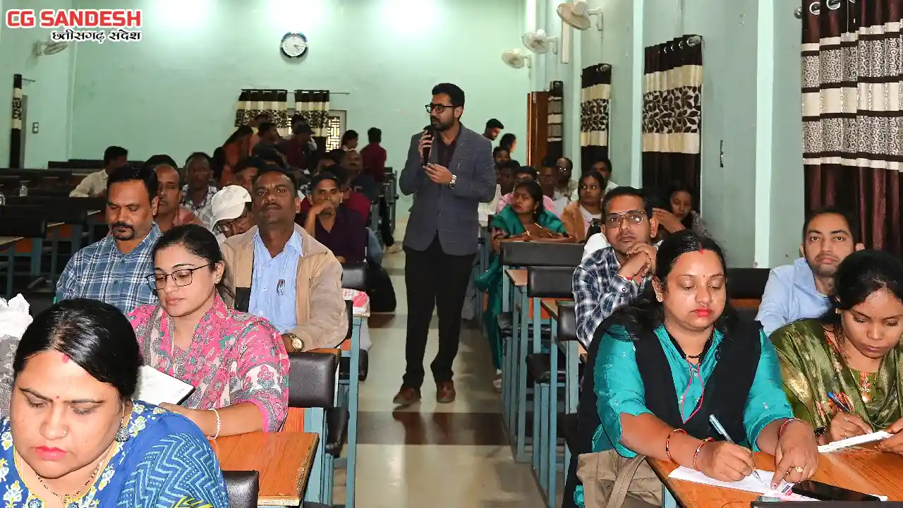 महासमुंद : कलेक्टर ने ली प्रभारी समिति प्रबंधकों की बैठक - CG Sandesh