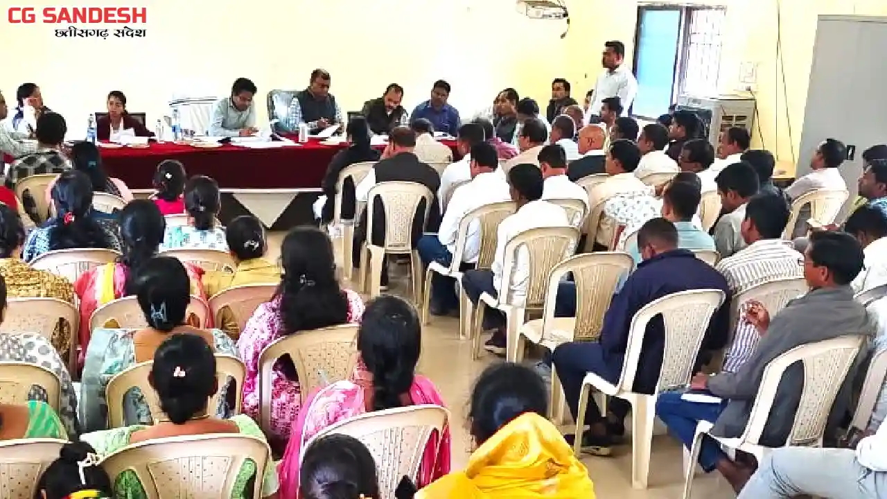 महासमुंद : जिला पंचायत सीईओ नंदनवार ने की योजनाओं की समीक्षा... - CG Sandesh