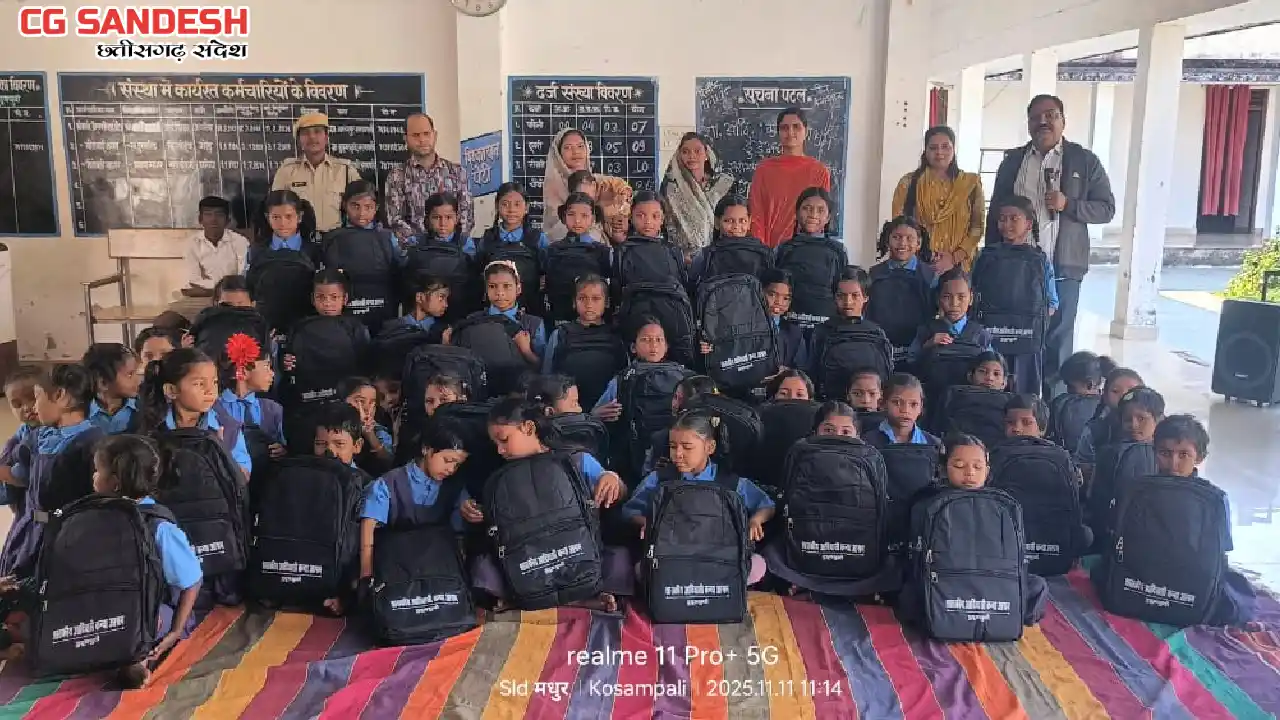 सरायपाली : आश्रम अधीक्षिका नीतू पटेल ने बच्चों को दी स्कूल ब... - CG Sandesh