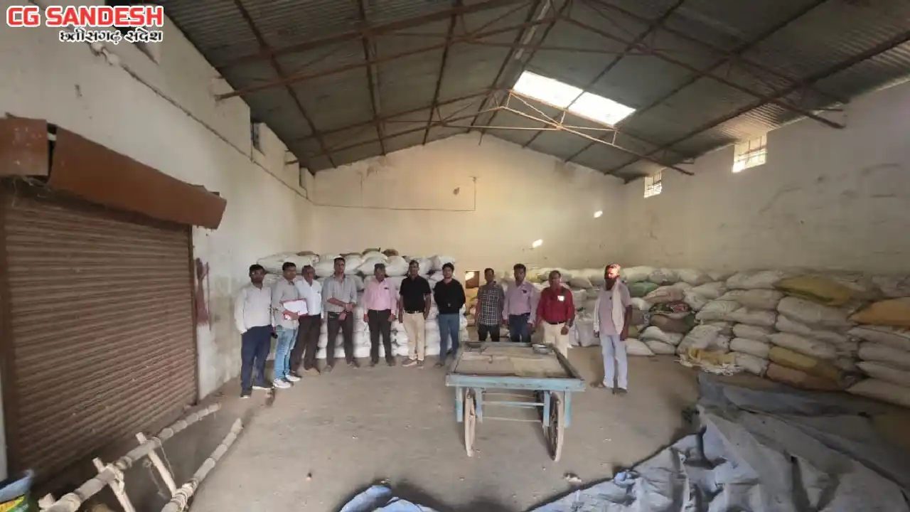 महासमुंद : ग्राम बलोदा में 450 कट्टा अवैध धान जप्त, राजस्व ए... - CG Sandesh