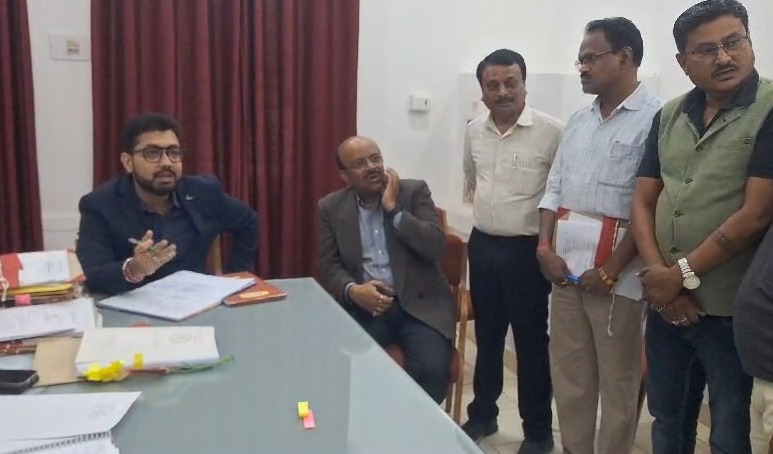 महासमुंद : कलेक्टर ने चलाया नियमों का डंडा, समय पर अनुपस्थित रहने वाले कर्मचारियों अधिकारियों का एक दिन का कटेगा वेतन