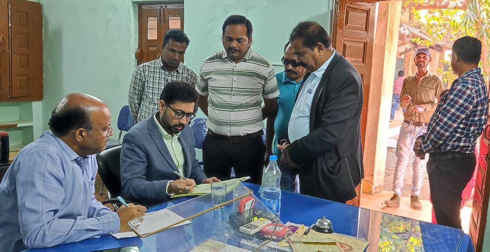 महासमुंद : समय से पांच मिनट पहले डीईओ ऑफिस पहुंचे कलेक्टर, अ... - CG Sandesh