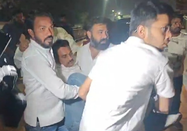CG : टिकट बंटवारे को लेकर राजीव भवन में हंगामा, चक्कर खाकर गिरा कांग्रेसी कार्यकर्ता