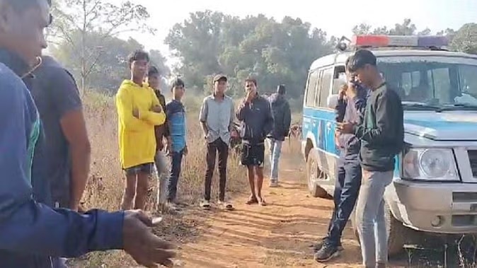 CG : साप्ताहिक बाजार के पास खून से लथपथ मिली युवक की लाश, पत्थर से सिर कुचलकर की गई हत्या