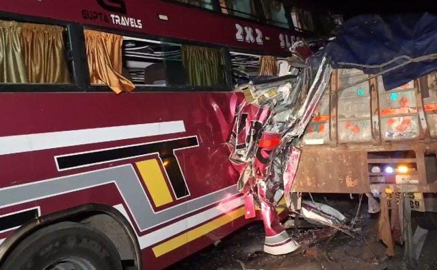 CG: खड़ी ट्रक से टकराई तेज रफ्तार बस, चार यात्रियों की मौत, कोहरा बना हादसे की वजह 