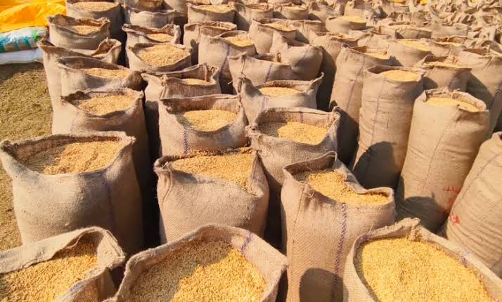अवैध रूप से परिवहन करते पाए जाने पर 160 बोरी धान जप्त - CG Sandesh