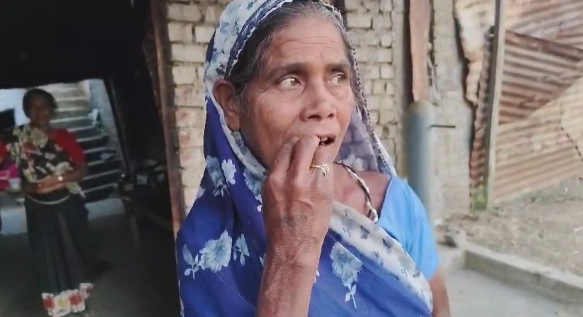 CG: 30 सालों से रोजाना पत्थर - ईट खा रही है महिला, बोली - नह... - CG Sandesh