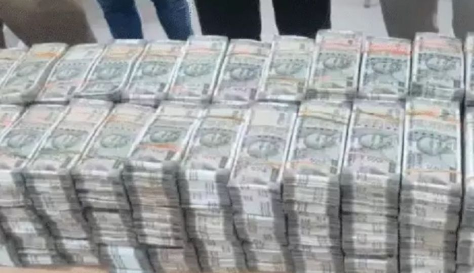 CG ब्रेकिंग : छत्तीसगढ़ में चुनाव के पहले यहां कार से मिले 1 करोड़ रूपये कैश, देखकर पुलिस की भी फटी रह गई आंखें