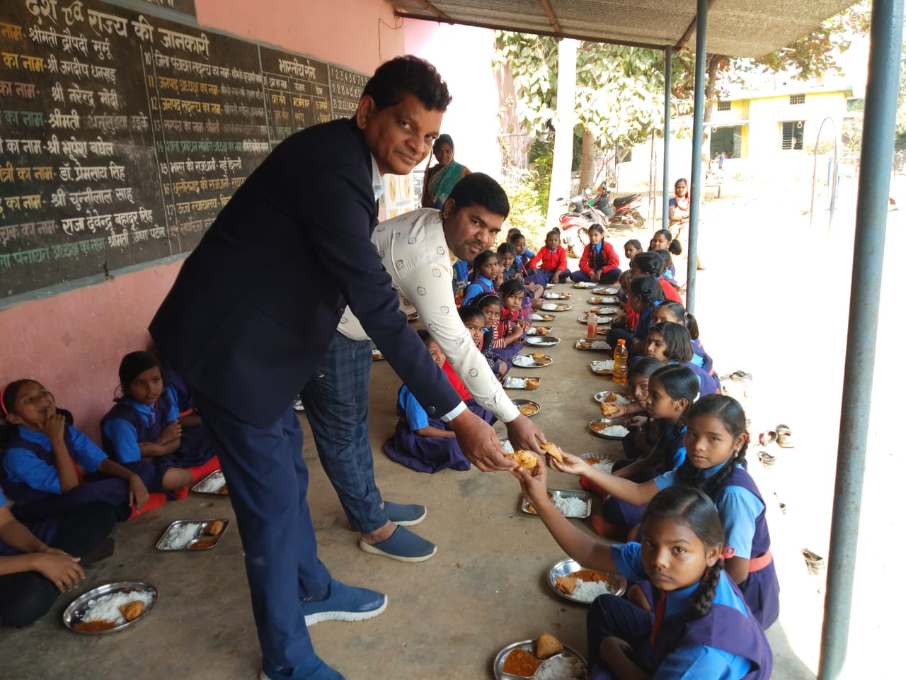 बसना : बंसुला स्कूल में दिया गया न्यौता भोज - CG Sandesh