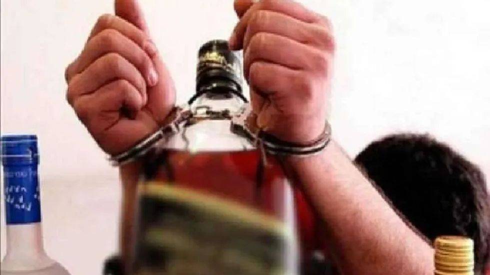 महासमुंद : स्कूटी से 35 पौवा देशी मसाला शराब ले जाते पुलिस न... - CG Sandesh