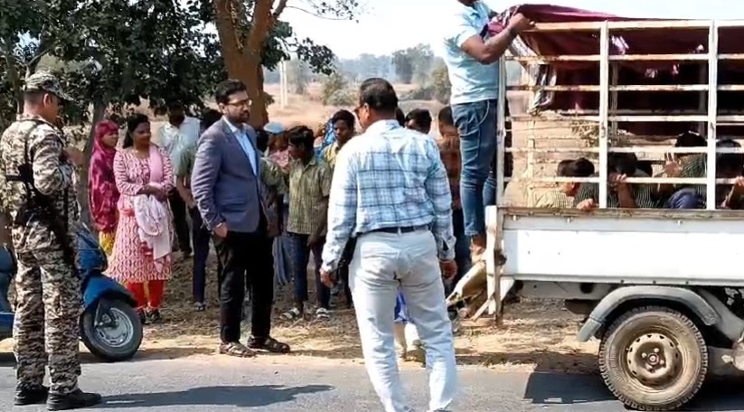 महासमुंद : कलेक्टर ने पेश की मानवता की मिशाल, तपती धूप में बच्चों को भेड़ बकरियों की तरह ले जा रहे पिकअप वाहन को रोका