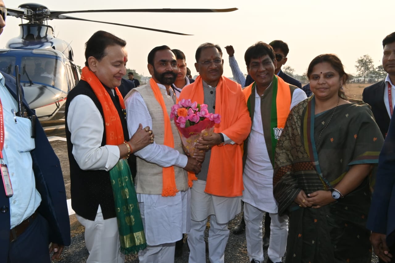 महासमुंद : मुख्यमंत्री विष्णुदेव साय का हेलीपेड पर जनप्रतिनि... - CG Sandesh