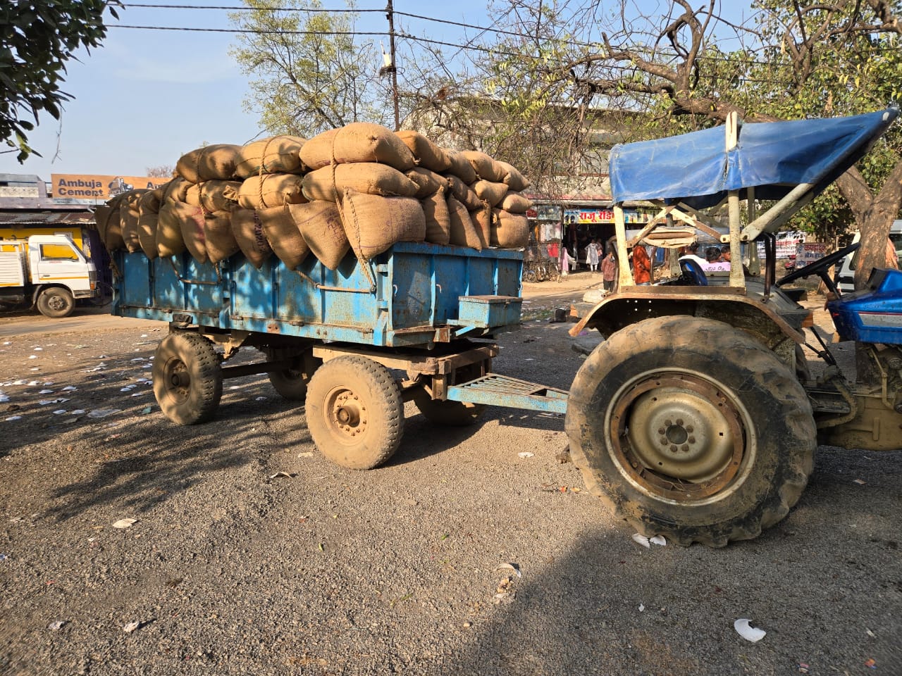 CG : धान के अवैध परिवहन और संग्रहण पर प्रशासन सख्त, दो ट्रैक... - CG Sandesh