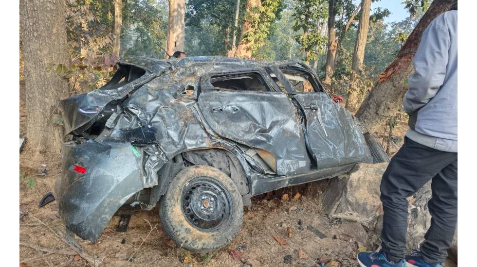 CG: खाई से नीचे गिरी तेज रफ्तार कार, हादसे में 2 SECL कर्मी ... - CG Sandesh