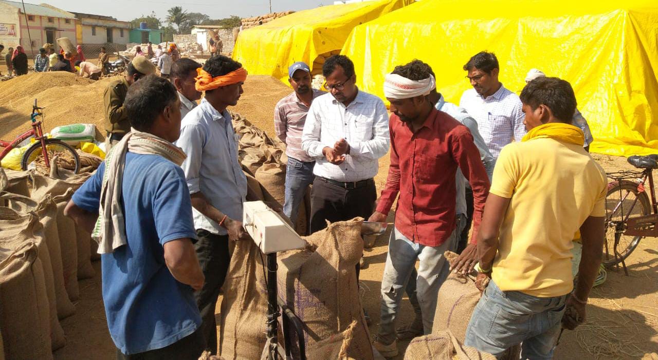 महासमुंद : एसडीएम ने किया बरोंडाबाजार और बम्हनी धान खरीदी के... - CG Sandesh