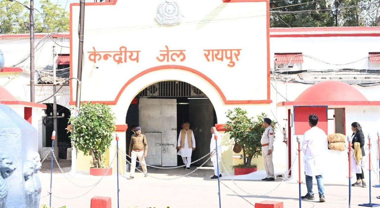 जेल में बंद पूर्व मंत्री कवासी लखमा और MLA देवेन्द्र यादव से मिले पूर्व मुख्यमंत्री भूपेश बघेल, कहा - चुनाव आया है, इस कारण से ऐसा कर रहे हैं