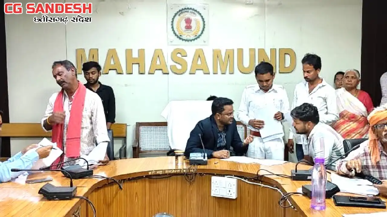 महासमुंद : सीईओ हेमंत नंदनवार ने जन चौपाल में सुनी लोगों की ... - CG Sandesh