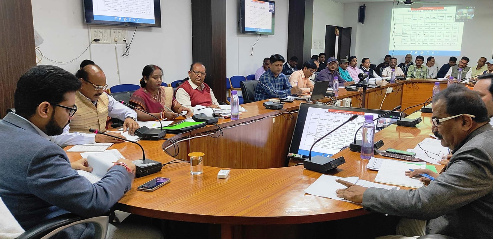 महासमुंद : कलेक्टर ने ली शिक्षा विभाग की समीक्षा बैठक - CG Sandesh