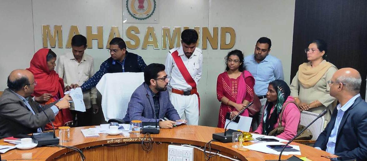 महासमुंद : कलेक्टर ने सुनी लोगों की समस्याएं, दिए निराकरण के... - CG Sandesh