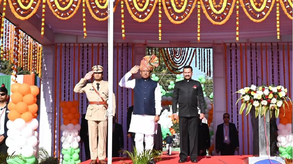 CG : मुख्यमंत्री साय ने अंबिकापुर में फहराया तिरंगा, कृषि मजदूरों को सालाना 10 हजार, किसानों को 49 हजार करोड़ रूपए अंतरित करने का किया जिक्र