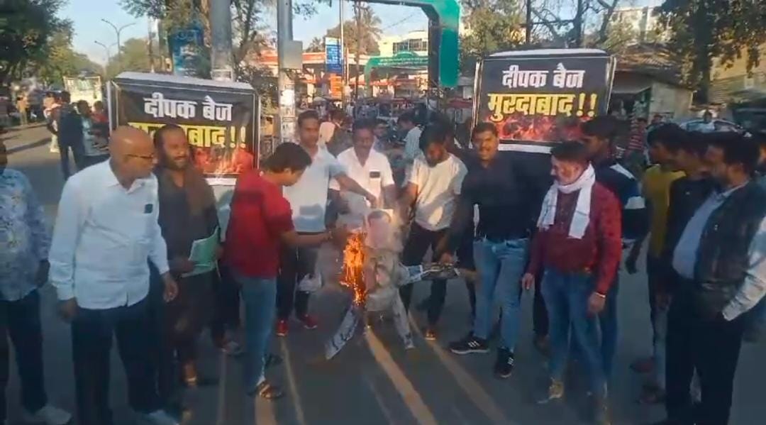 CG : कांग्रेस कार्यकर्ताओं ने ही दीपक बैज का पुतला जलाकर लगा... - CG Sandesh