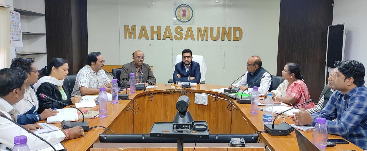 महासमुंद : कलेक्टर  विनय कुमार लंगेह ने ली बीईओ एवं बीआरसी क... - CG Sandesh