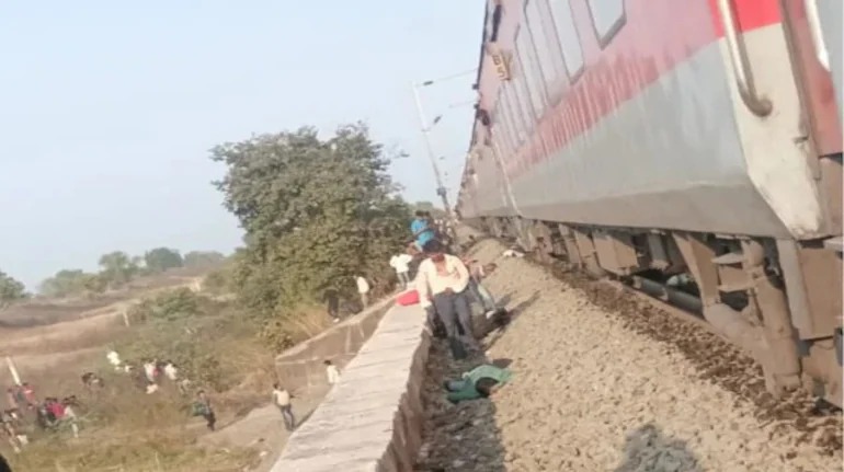 ब्रेकिंग : ट्रेन से कूदे यात्रियों को दूसरी एक्सप्रेस ट्रेन ... - CG Sandesh