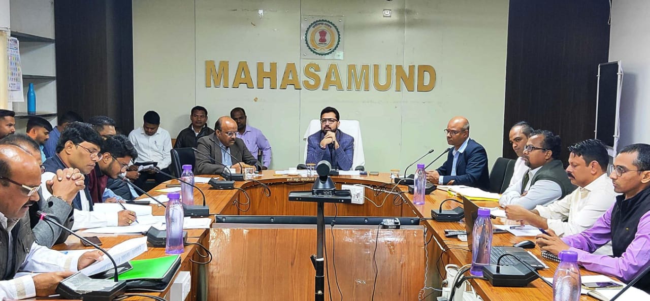महासमुंद : कलेक्टर ने ली समय-सीमा की बैठक - CG Sandesh
