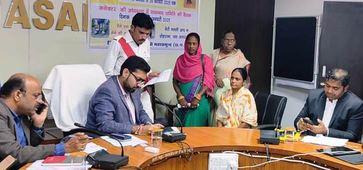 महासमुंद : कलेक्टर ने जन चौपाल में आत्मीयता से सुनी लोगों की... - CG Sandesh