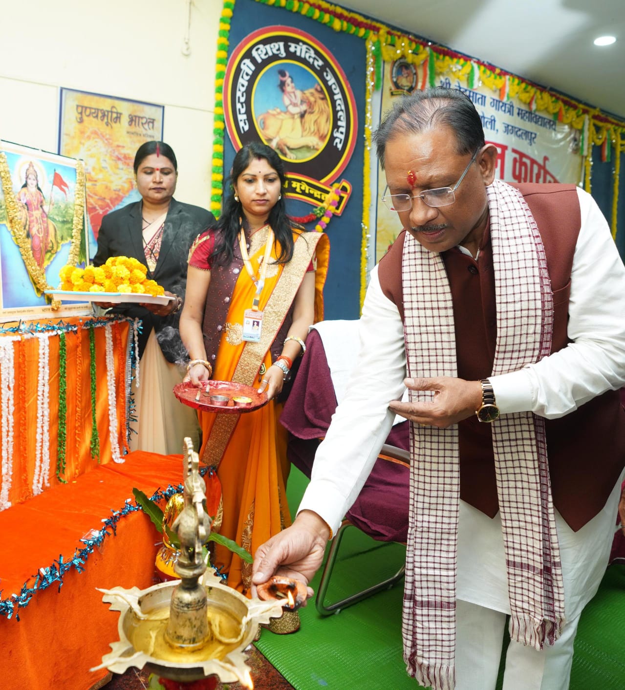 वसुधैव कुटुम्बकं और देशभक्ति का पाठ पढ़ाती है हमारी सनातन परम... - CG Sandesh