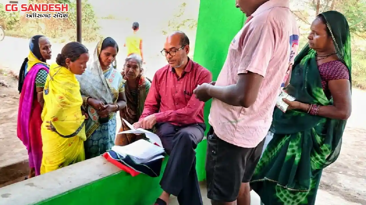 CG : घर-घर जाकर बांटे गए गणना प्रपत्र, एसआईआर का काम जारी - CG Sandesh
