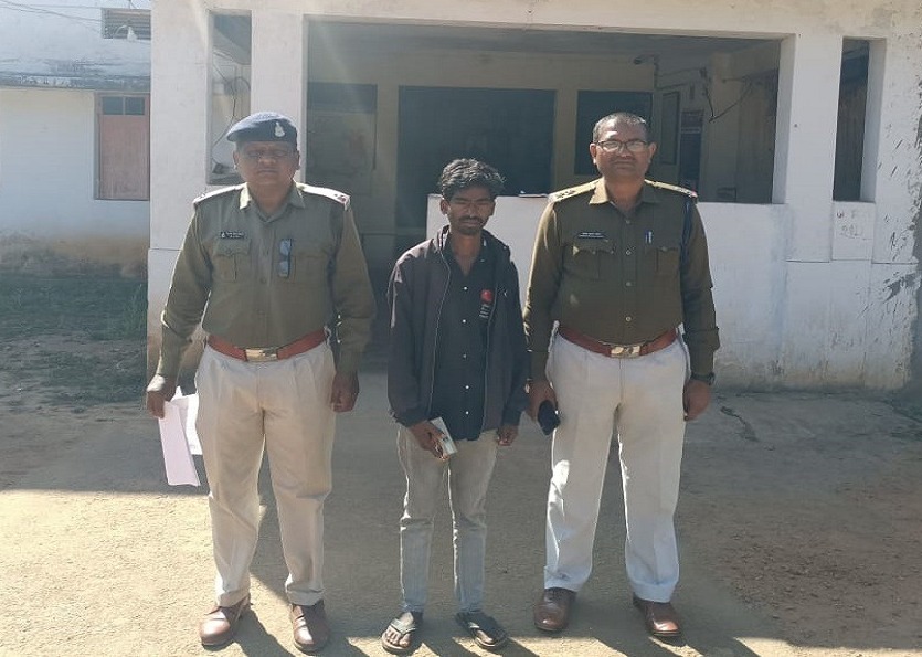 CG : जरूरी बात करनी है बाहर आओ... फिर महिला को जंगल लेजाकर किया दुष्कर्म, हाथ मुक्के से भी मारा, आरोपी गिरफ्तार