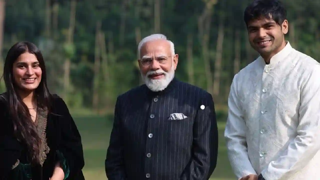 पीएम मोदी ने स्टार जैवलिन थ्रोअर नीरज चोपड़ा से की मुलाकात - CG Sandesh