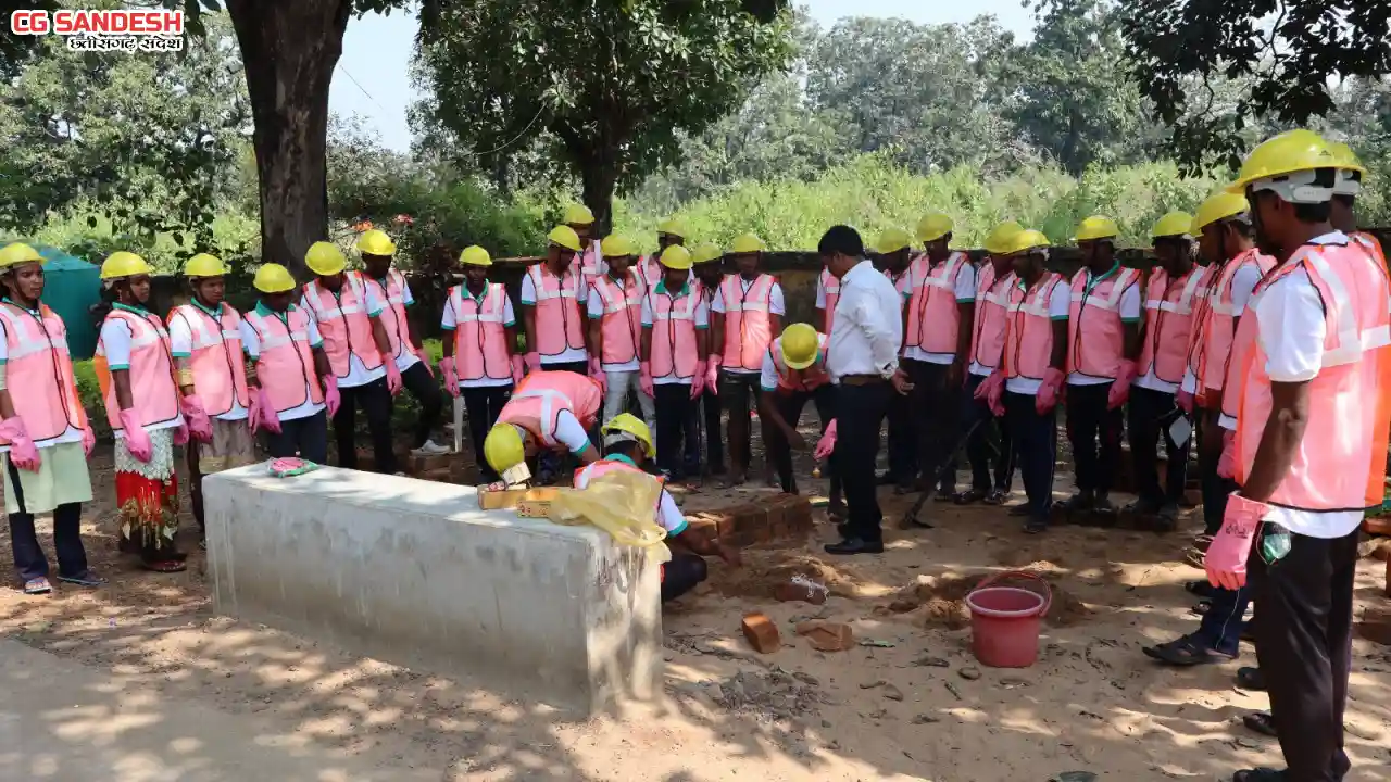 जिन हाथों में कभी थीं बंदूक, वही हाथ अब बनाएँगे गरीबों का आश... - CG Sandesh
