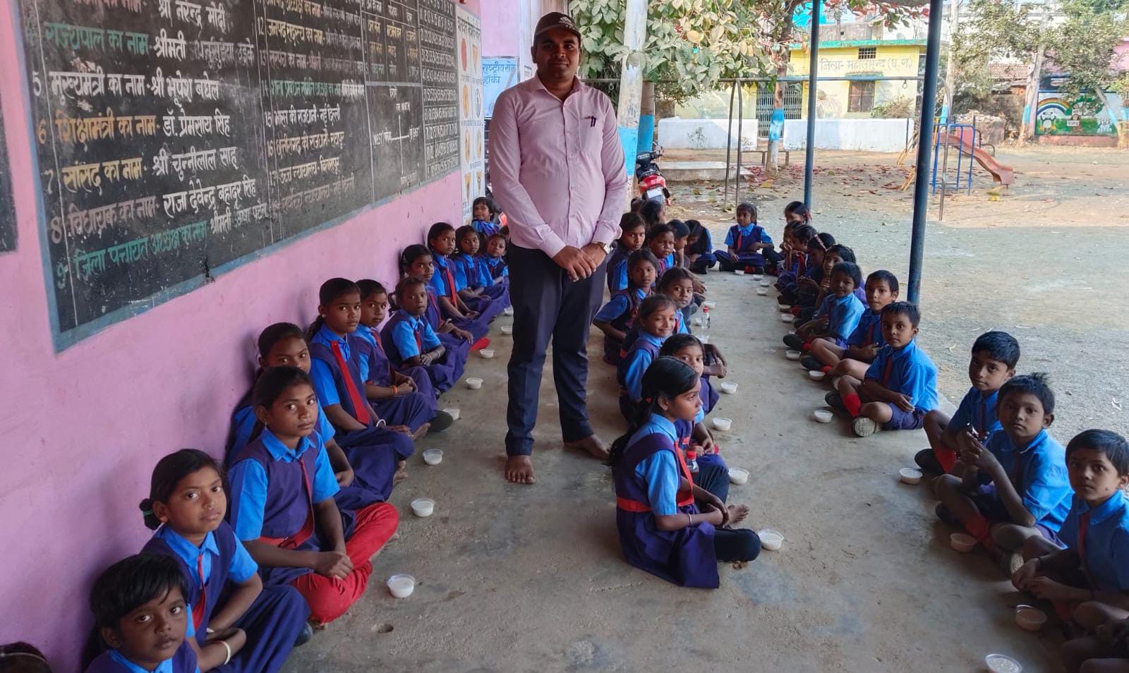 बसना : बंसुला स्कूल में राजेश साव के द्वारा दिया गया न्यौता ... - CG Sandesh