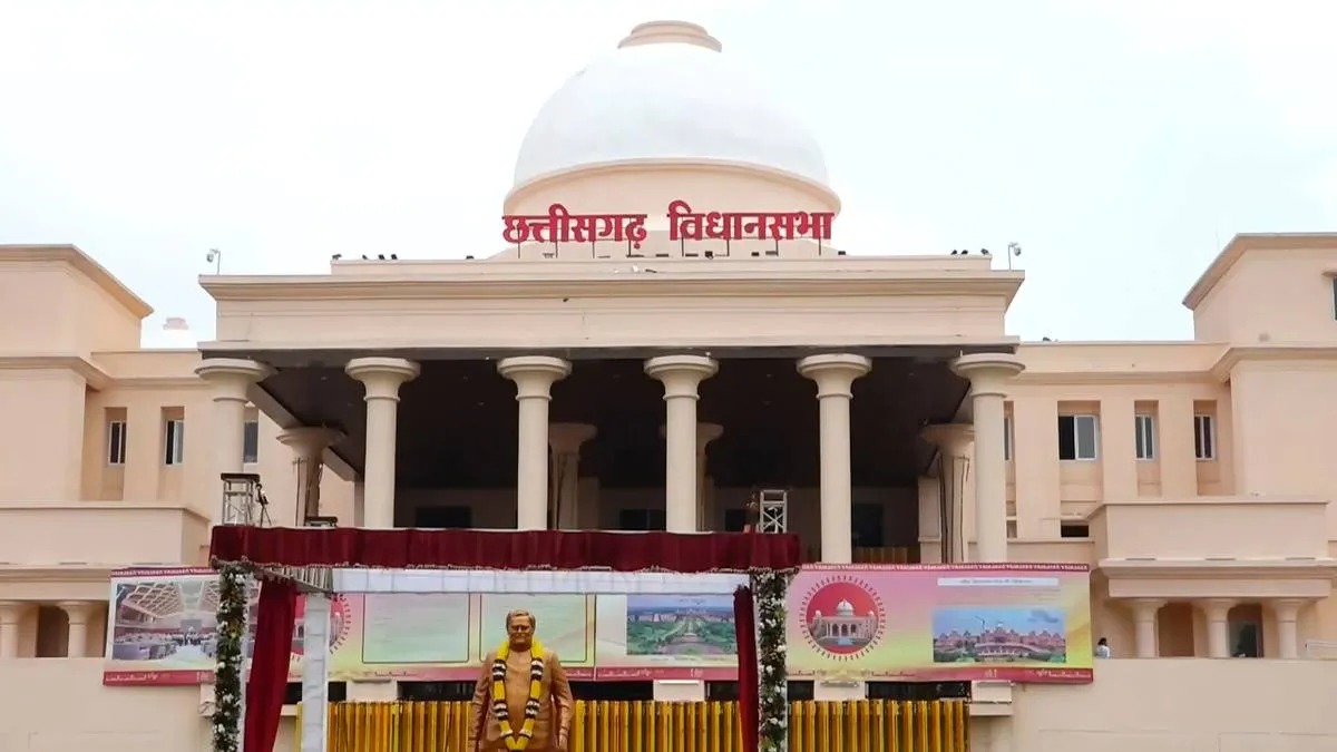 CG : स्कूल-कॉलेजों में लगी सैनेटरी मशीनों को लेकर सदन में ती... - CG Sandesh
