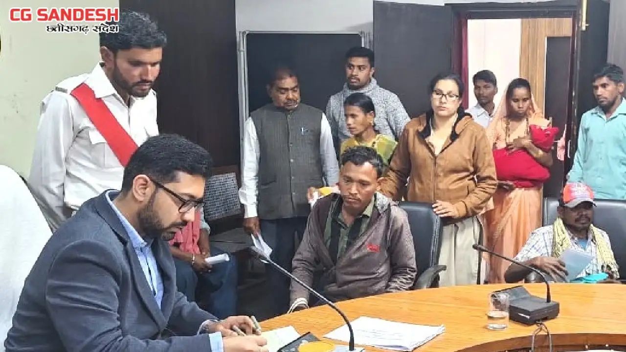 महासमुंद : कलेक्टर लंगेह ने जन चौपाल में सुनी लोगों की समस्य... - CG Sandesh