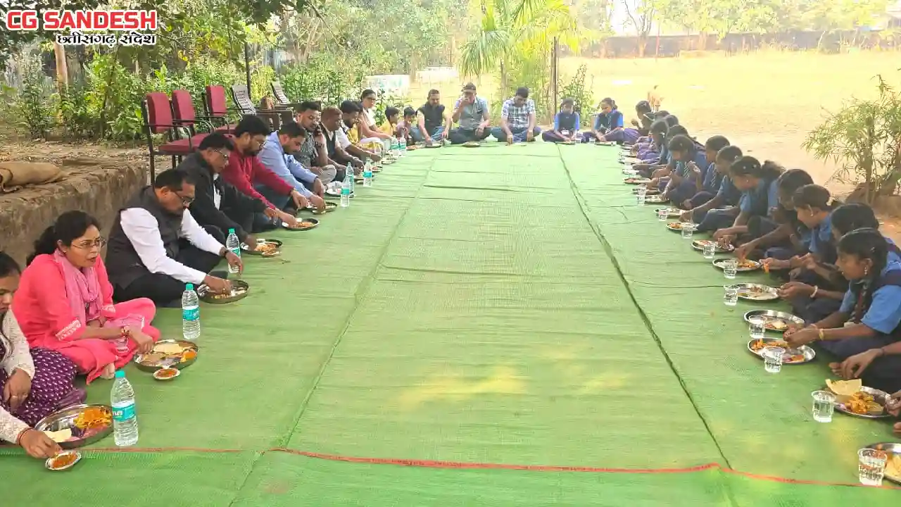 बागबाहरा : अधिकारियों ने बच्चों के साथ बैठकर किया मध्यान्ह भ... - CG Sandesh