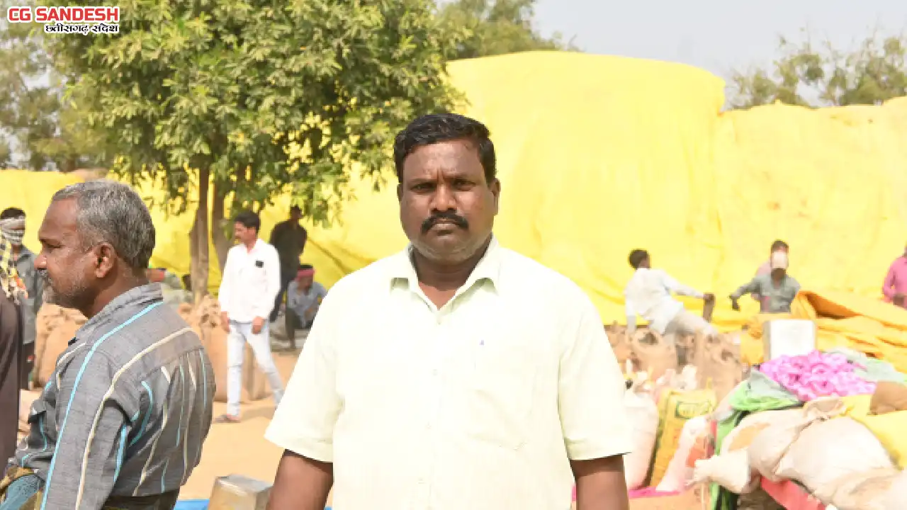 महासमुंद : सोसायटी में ऑफलाइन टोकन कटवाकर सेवाराम ने आसानी स... - CG Sandesh
