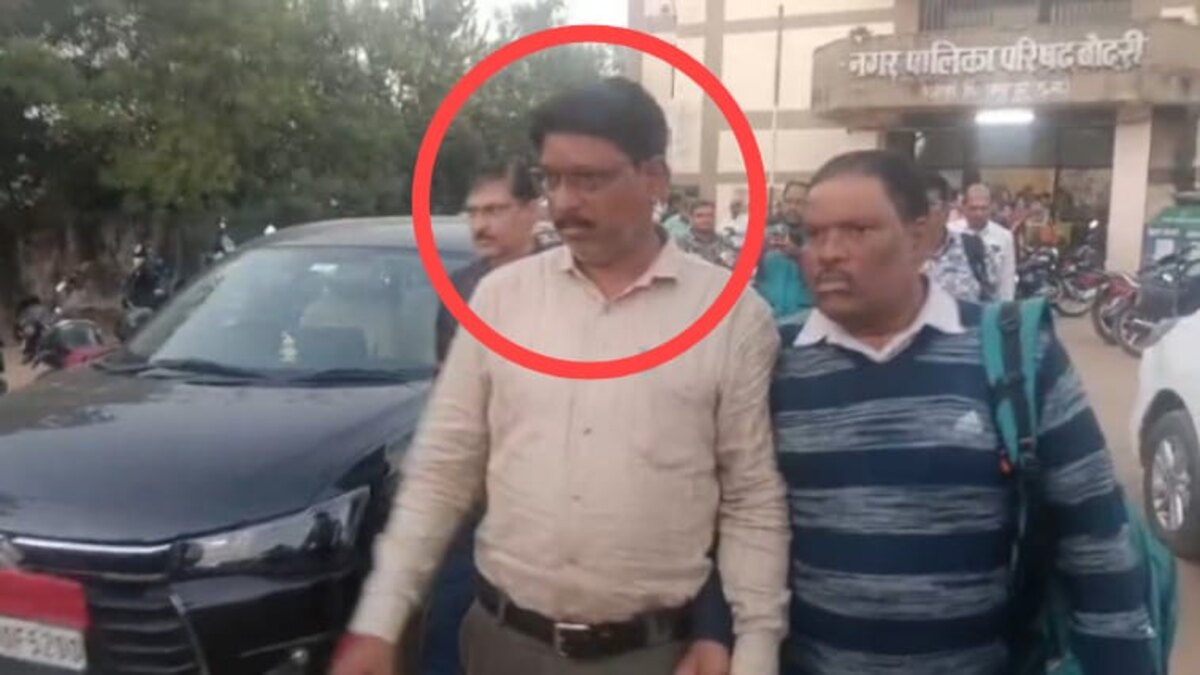 CG : नक्शा पास कराने के नाम पर 50 हजार की रिश्वत लेते बाबू औ... - CG Sandesh