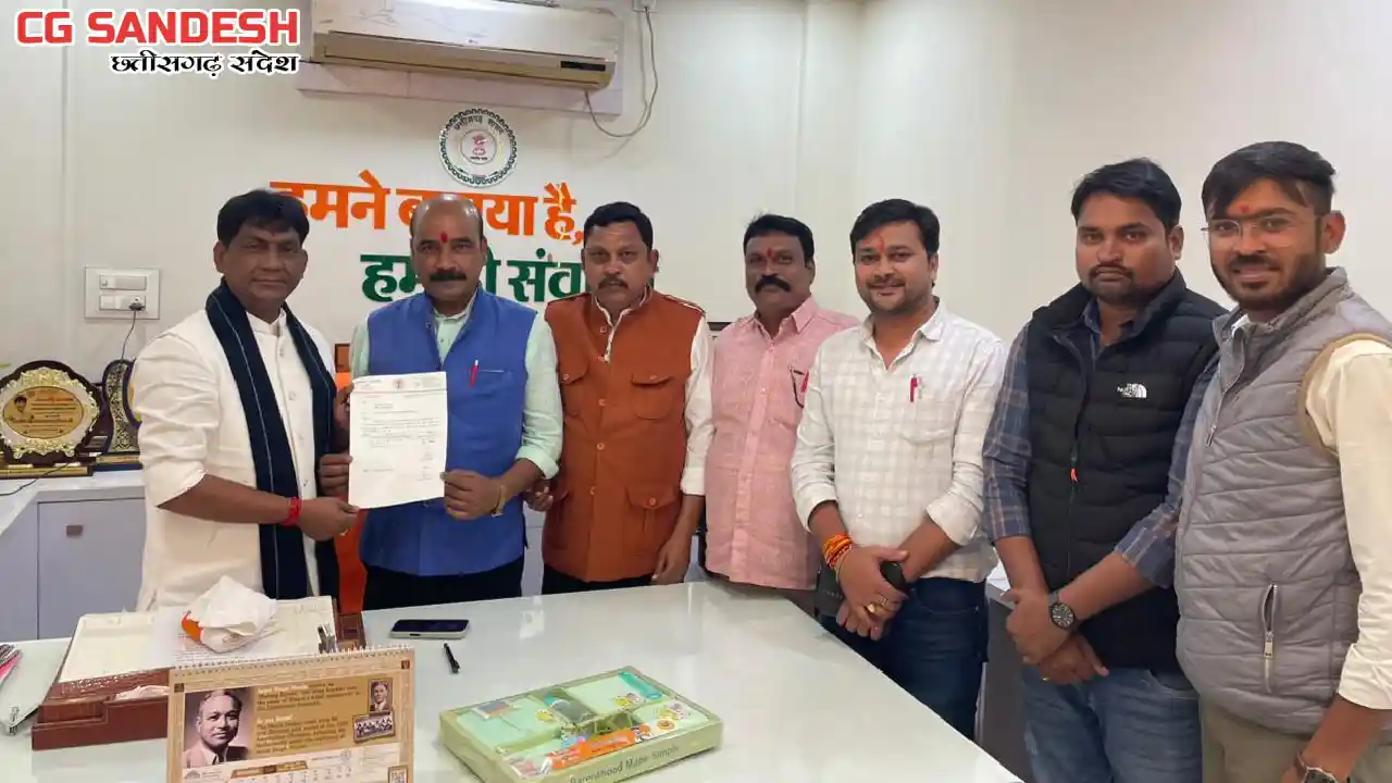 महासमुंद : नवनियुक्त विधायक प्रतिनिधि को विधायक योगेश्वर राज... - CG Sandesh