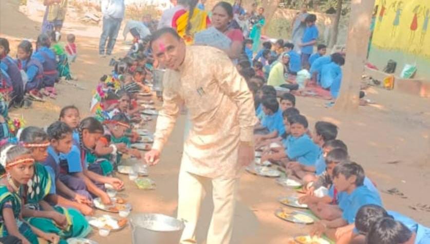 बसना : मिडिल स्कूल कुड़ेकेल में दिया गया न्यौता भोज - CG Sandesh