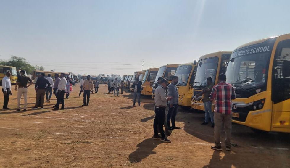 महासमुंद : संयुक्त टीम द्वारा की गई  54 स्कूल बसों एवं चालको... - CG Sandesh