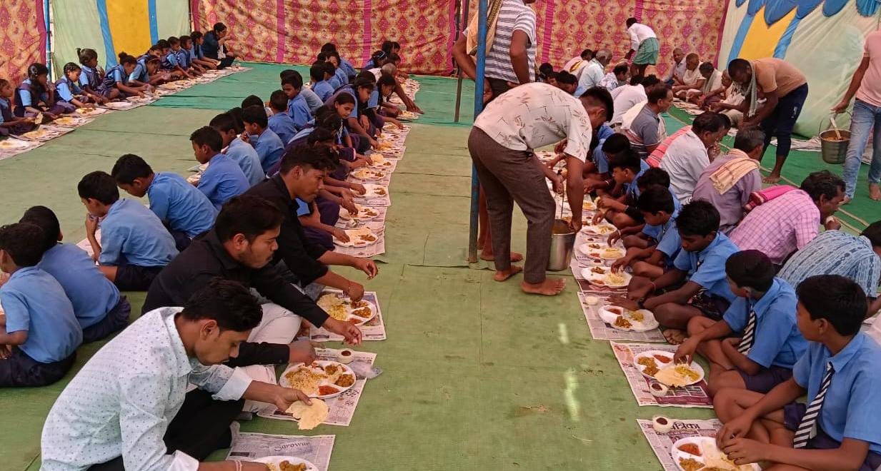 सरायपाली : शास.उच्च प्राथ. शाला छिंदपाली में नेवता भोज का आय... - CG Sandesh