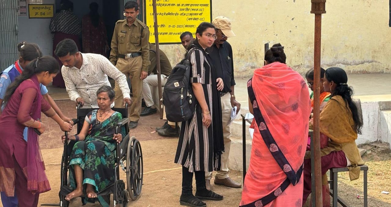 महासमुंद : दिव्यांग मतदाता उषा बाई कन्नौजे ने किया मतदान, जा... - CG Sandesh