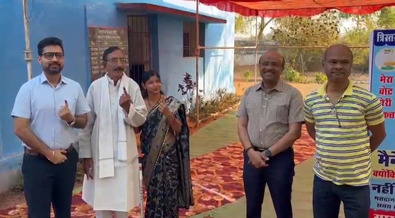 महासमुंद : त्रिस्तरीय पंचायत चुनाव अंतिम चरण, जिला कलेक्टर लंगेह और सीईओ ने किया मतदान