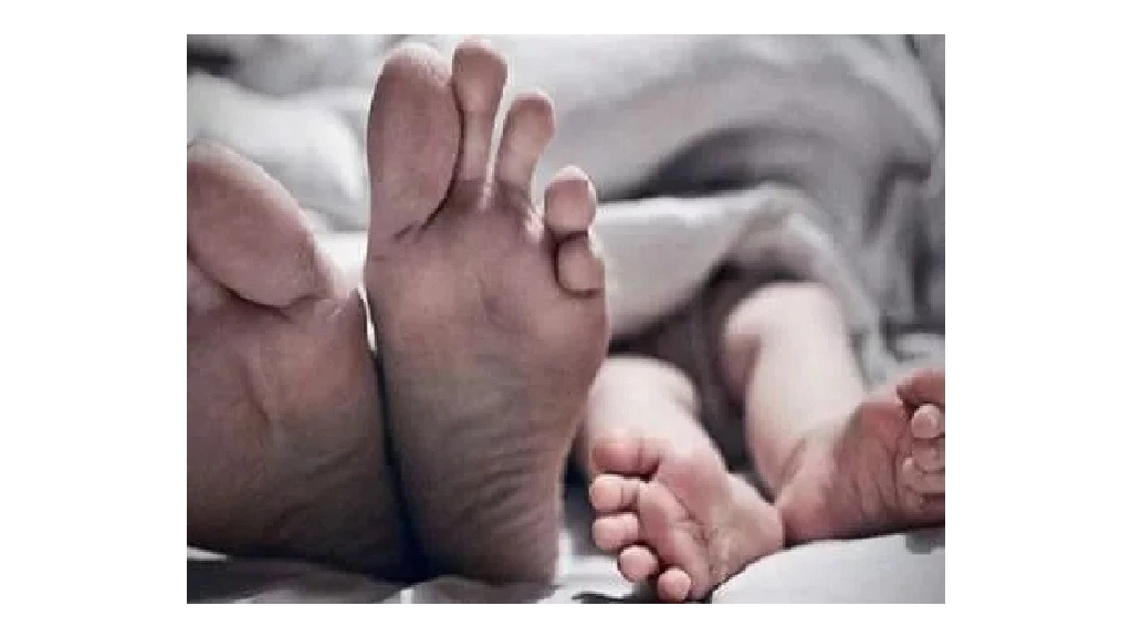 CG : अचानक पेट में दर्द होने पर अविवाहित युवती ने दिया बच्चे को जन्म, दोनों की मौत