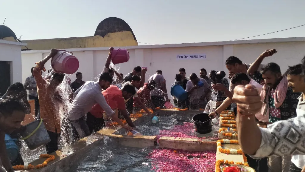CG : जेलों में कैदियों ने किया गंगा जल स्नान, डिप्टी सीएम विजय शर्मा की पहल पर सभी जेलों में हुआ विशेष आयोजन