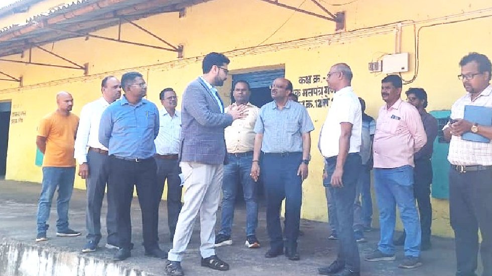 महासमुंद : कलेक्टर विनय कुमार लंगेह ने स्ट्रांग रूम का निरीक... - CG Sandesh