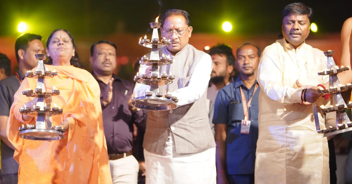 मुख्यमंत्री विष्णुदेव साय ने श्री भगवान राजीव लोचन की पूजा-अ... - CG Sandesh